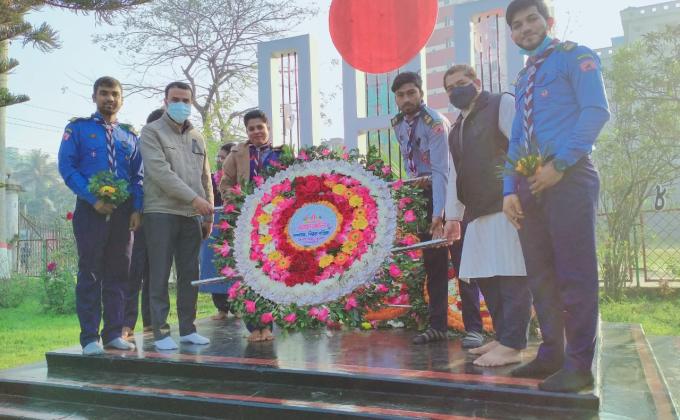 একুশে ফ্রেব্রুয়ারি আন্তর্জাতিক মাতৃভাষা দিবস শহীদ মিনারে ফুল দেওয়া