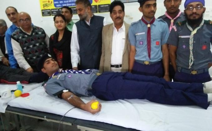 रक्तदान शिविर में रक्तदान व सेवा कार्य