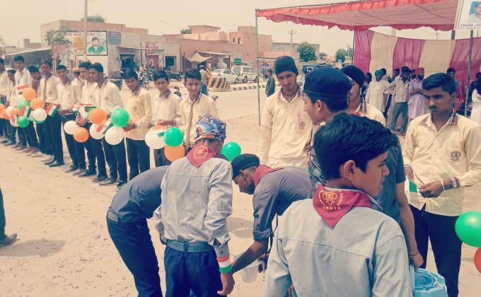 मानव श्रखला बनाई और सहयोग किया।