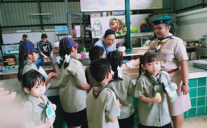 แจกขนมให้เด็กๆ