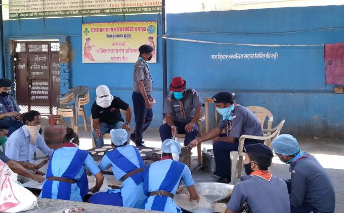 जरूतमंद लोगो के लिए राजस्थान राज्य भारत स्काउट गाइड जिला मुख्याल्य झुंन्झुंनू के पदाधिकारीयो व कार्यक्रताओ ने मीलकर  लगभग 150 भोजन  पैकेट प्रतिदीन जरूरतमंद लोगो तक पहुचाने का कार्य कर रहा है !!
