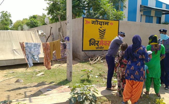 जरूरतमंद लोगो को भोजन वितरित करते हुऐ !!