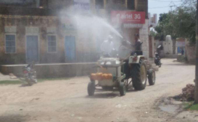 गांव में सैनिटाइज करते हुए