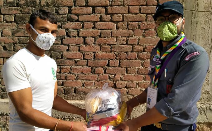 खाद्य सामग्री पैकेट वितरण