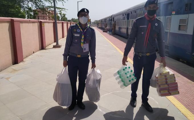 बिहार श्रमिक स्पेशल ट्रेन पर सेवा कार्य