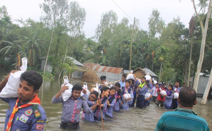 লালমনিরহাটের হাতিবান্ধায় রোভার সদস্যদের বর্নাত্য মানুষের মাঝে ত্রাণ বিতরণ