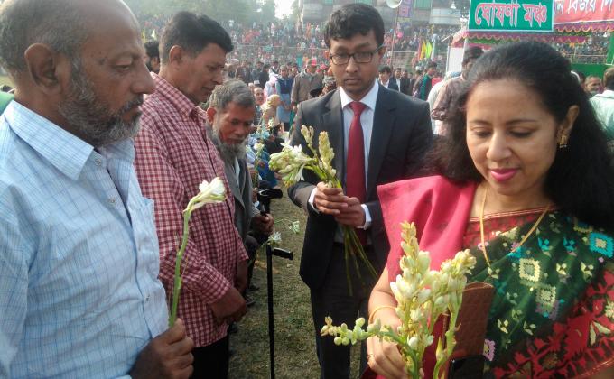 মুক্তি যোদ্ধাদের কে ফুল দিয়ে বরন