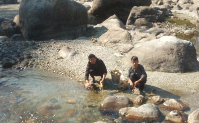 Searving side help at religious gathering.