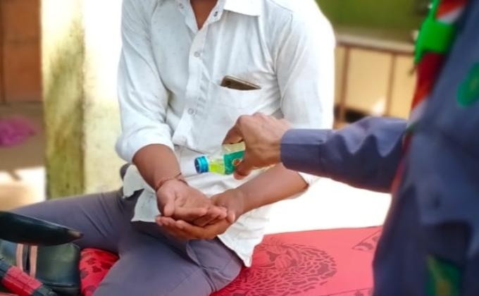 सेनेटाइजर से हाथ धुलवाए