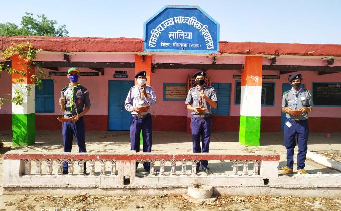 सकोरा और चुग्गा पात्र बांधे