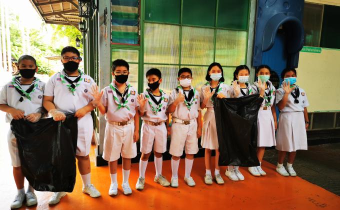 Scout mop students get rid of garbage in the Khlong Suay Nam Sai project