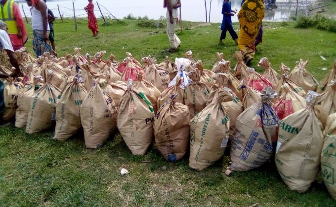 বানভাসি মানুষের মাঝে ত্রাণ বিতরণ ২০২০