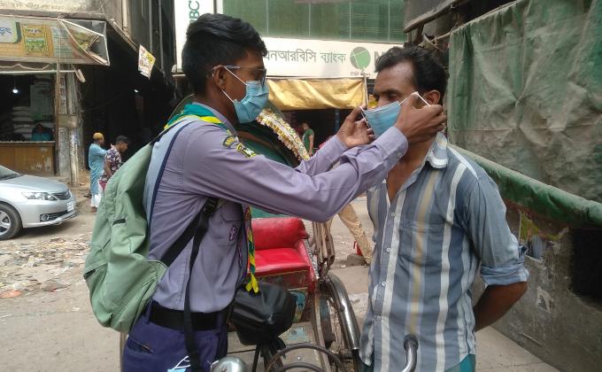 মাক্স বিতরণ।