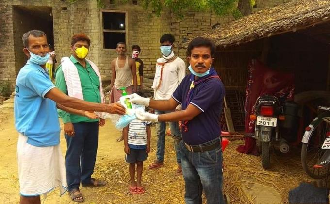 कोविड-19 से बचाव के लिए जागरूकता अभियान तथा मास्क, हैण्ड ग्लव्स, हैण्ड वाश, साबुन एवं सैनिटाइजर का निःशुल्क वितरण भारत स्काउट गाइड वैशाली के जिला सलाहकार प्रमोद कुमार सहनी करते हुए।