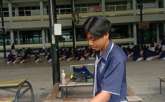 จิตอาสาเก็บขยะในโรงเรียน