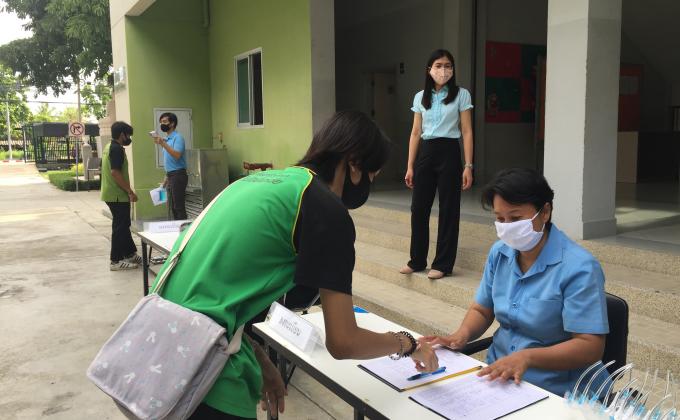 รับลงทะเบียนกิจกรรมให้แก่นักเรียน