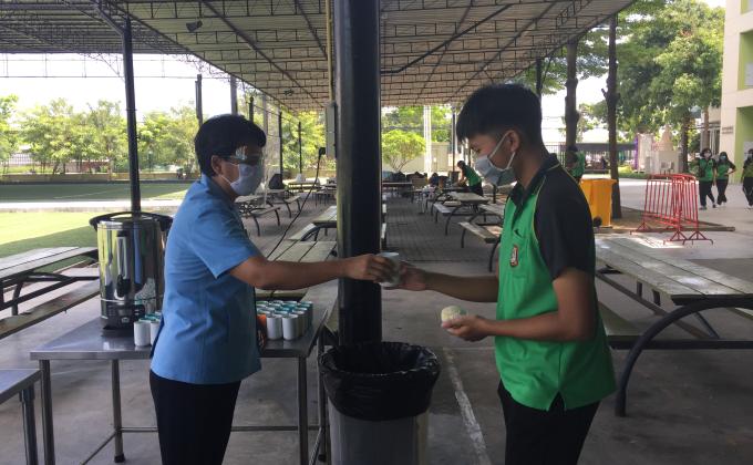 ดูแลนักเรียนเรื่องน้ำดื่ม