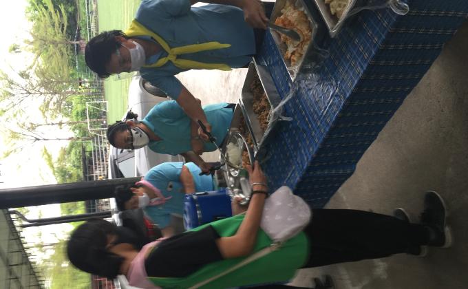 ดูแลอาหารให้แก่นักเรียน