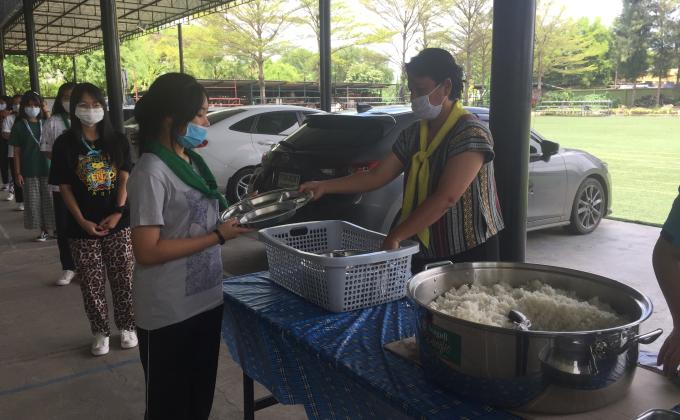 ตักอาหารแจกจ่ายให้แก่นักเรียน