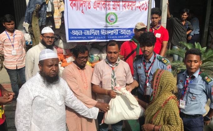 "গাইবান্ধায় বন্যা দূর্গতদের মাঝে রোভারদের ত্রাণ বিতরণ"