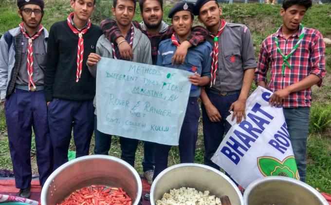 रोवर रेंजर कुल्लू के द्वारा अचार बनाया गया।