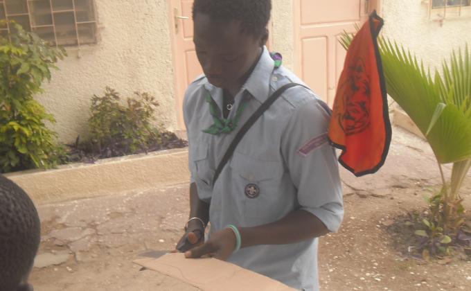 Exposition de chaussures avec du papier recyclé