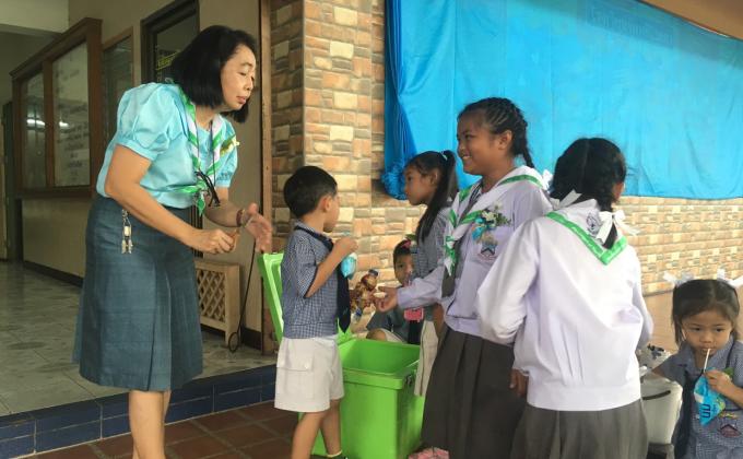 จิตอาสาช่วยแจกนมโรงเรียน