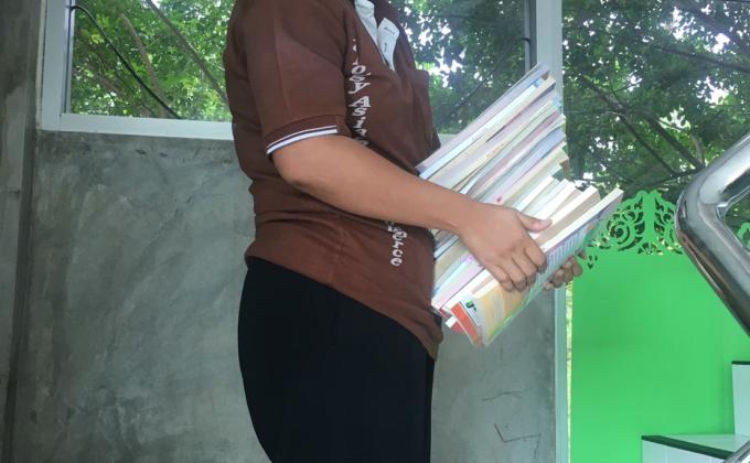 นำหนังสือเข้าห้องสมุดเพื่อให้นักเรียนได้ศึกษาค้นคว้า