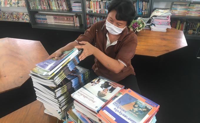 จัดเรียงหนังสือในห้องสมุด