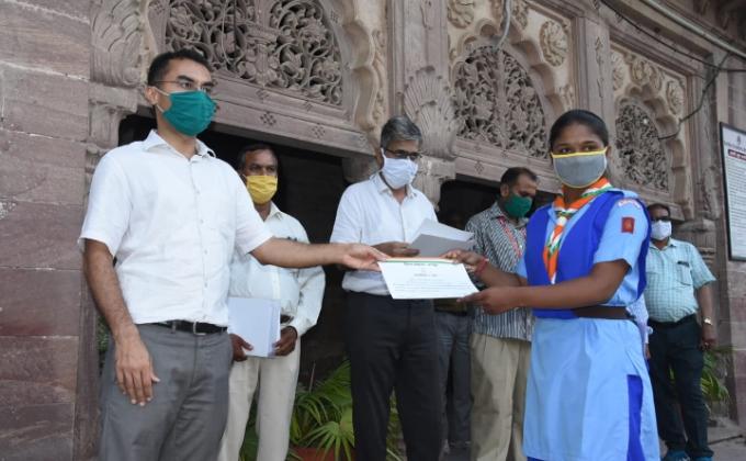 जोधपुर जिला मजिस्ट्रेट श्रीमान प्रकाश जी राजपुरोहित द्वारा"कोरोना योद्धा सम्मान" से सम्मानित किया गया