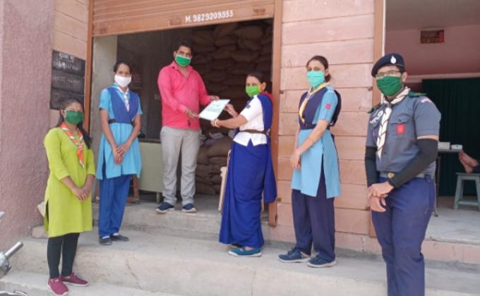 राशन वितरण केंद्र पर सोशल डिस्टेंसिंग का पालन करवाते हुए #BSGHQ , JODHPUR, RAJASTHAN