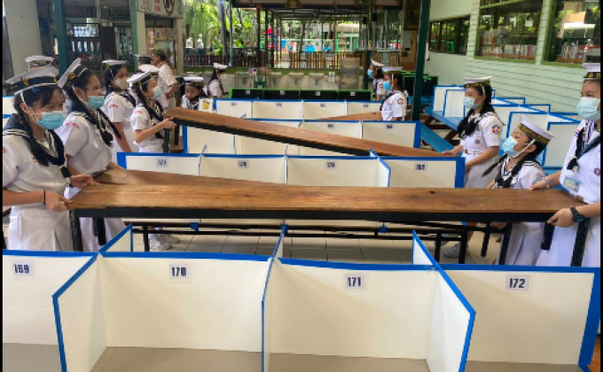 ช่วยกันจัดเก้าอี้ด้วยกัน