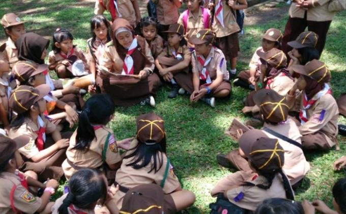Our Reading Volunteers (PRABUHIS) read for a hundred cubs in a public park in Bandung today (3/10/13)