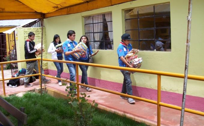 Chocolatada y Regalos para los ancianos de la beneficencia de Juliaca - Puno - Perú