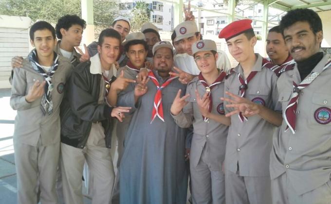 صورة لكشافة ثنوية الأمير محمد مع أحد كشافة طلاب التربية الخاصة 