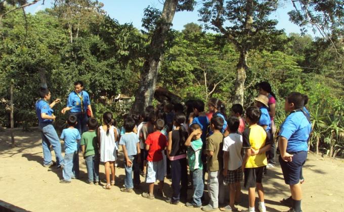 Estudiando Alegres con Ayuda de los Scouts
