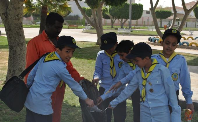 طلاب كشافة مدرسة الإمام محمد بن عبدالوهاب الابتدائية بالطائف في الخدمة العامة ( رسل السلام ) للعام 1433هـ - 1434هـ