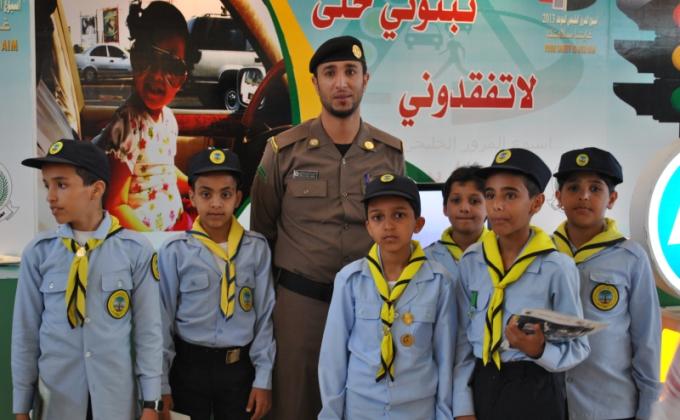 طلاب كشافة مدرسة الإمام محمد بن عبدالوهاب الابتدائية في زيارة معرض المرور  للعام 1433هـ - 1434هـ