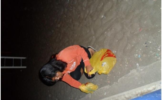 Limpiando los juegos para niños, del parque de mi comunidad