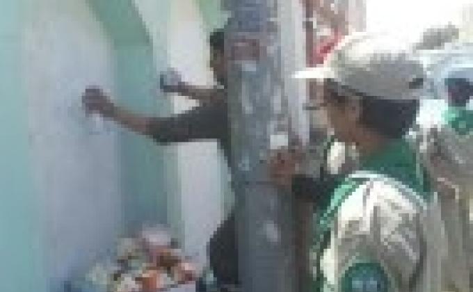 كشافة متوسطة الأمير ماجد بالحوية في خدمة عامة لطلاء سور المدرسة