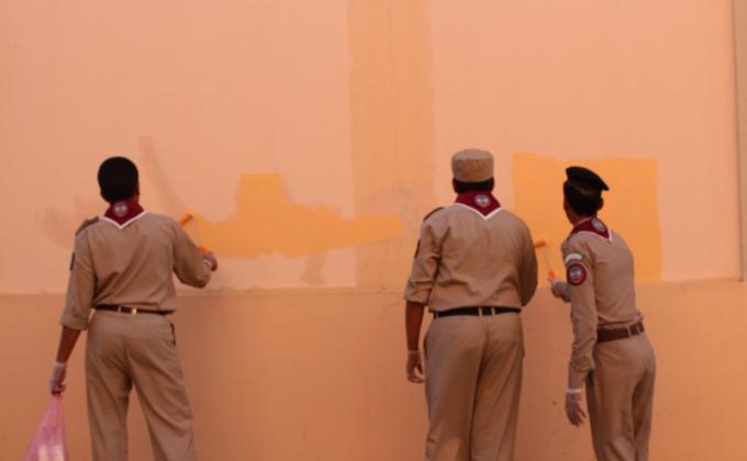 طلاء أسوار المدرسة