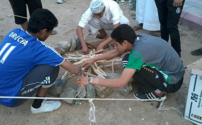 تدريب كشافة ثانوية الأمير محمد بن عبدالرحمن على النار النجمية 