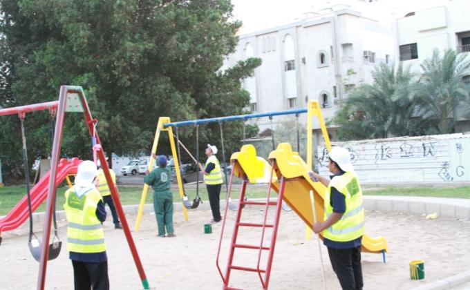 رسل السلام يقومون بصيانة الحدائق