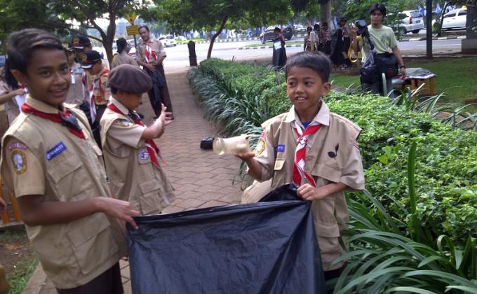 CLEAN UP THE WORLD!!! COLLECTING AND SEPARATING TRASH INTO ORGANIC AND INORGANIC TO MAKE SCOUT PARK PRETTIER