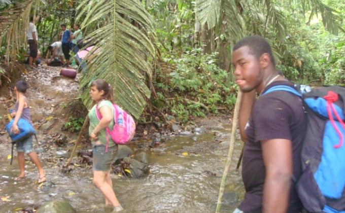 Ayudando y llevando alegría a comunidad indigena. Grupo 144 Cariari - Limón - CR