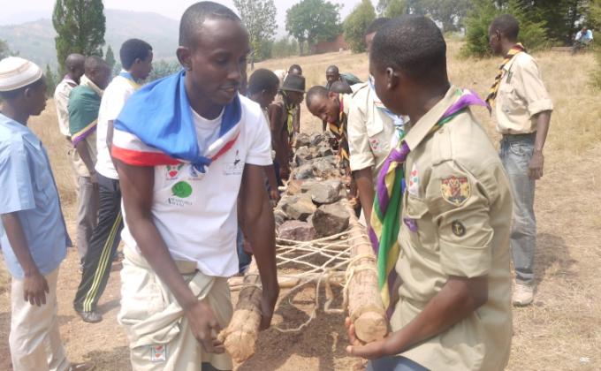 Aider la communauté dans le transport des pierres 