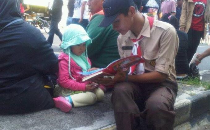 Bandung's Renew Reading Volunteer Scouts Rally on Car Free Day