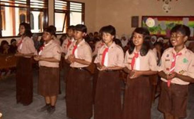 yel-yel dan bernyanyi bersama