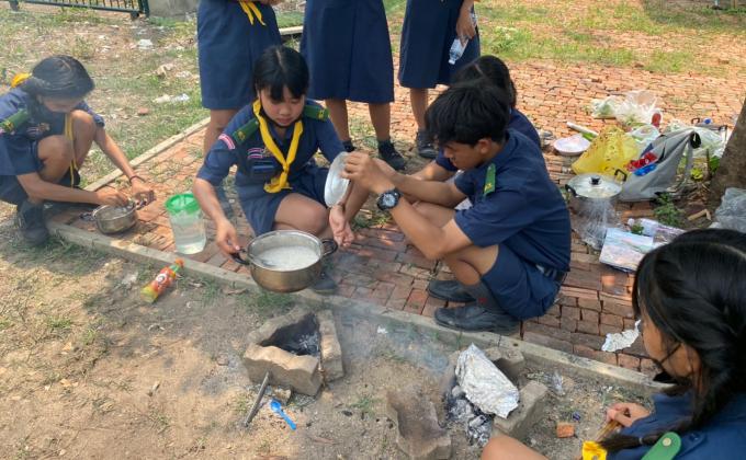 สอนวิชาชาวค่ายให้นักเรียน