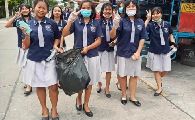 จิตอาสาเก็บขยะริมถนน